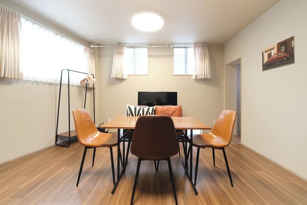 5名収容 (2階: 玄関, 3階: 部屋) 禁煙 リビング エリア2 | MATSUBARA INN