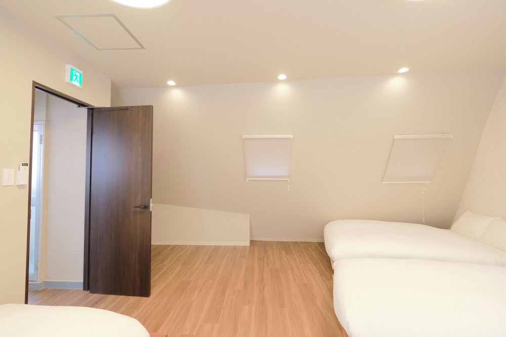 5名収容 (2階: 玄関, 3階: 部屋) 禁煙 客室2 | MATSUBARA INN