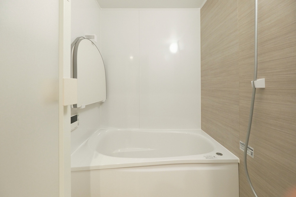 5名収容 (2階: 玄関, 3階: 部屋) 禁煙 バスルーム2 | MATSUBARA INN