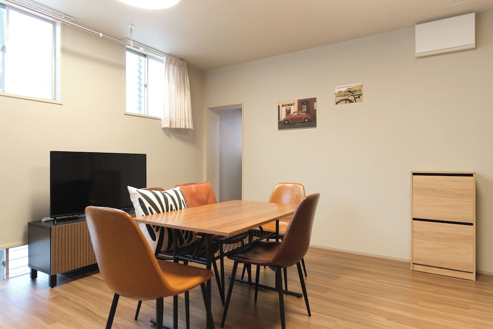 5名収容 (2階: 玄関, 3階: 部屋) 禁煙 リビング エリア1 | MATSUBARA INN