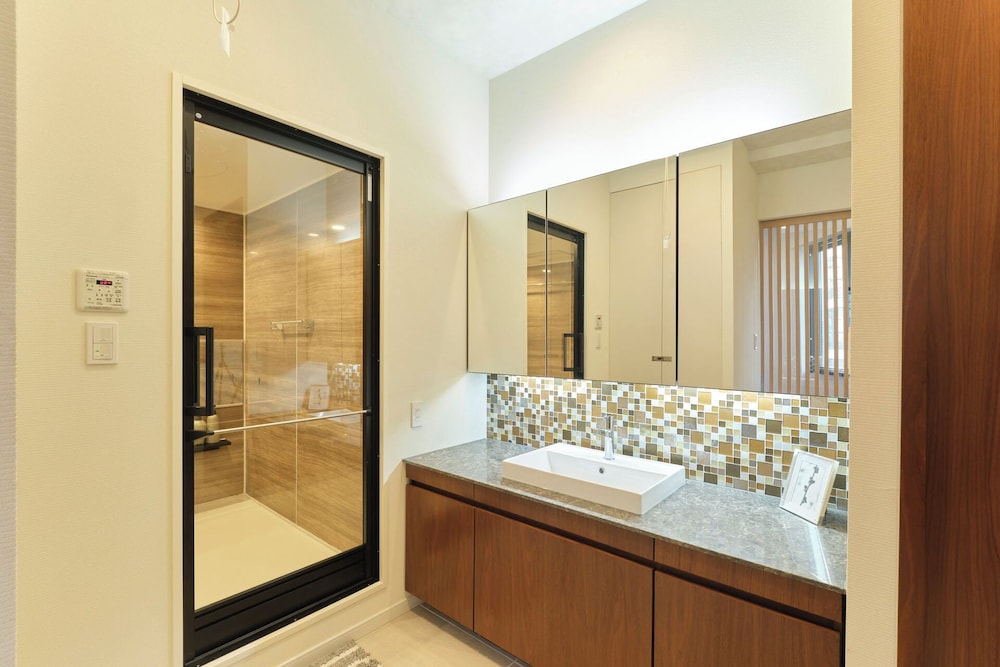 6名収容, 202 禁煙 バスルーム1 | プレシオジテ茅ヶ崎 by Tranova