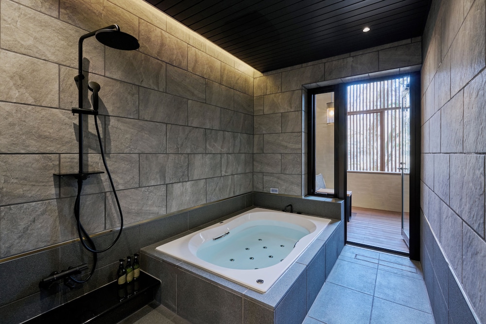 ラグジュアリー ヴィラ リバービュー バスルーム1 | GLAMDAY STYLE HOTEL SUITE 川ノ音