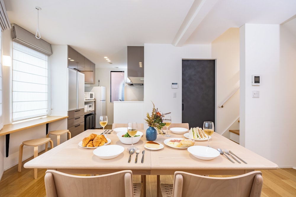 ファミリー ハウス 客室内のダイニングエリア1 | Modern Japan 東京浅草 east