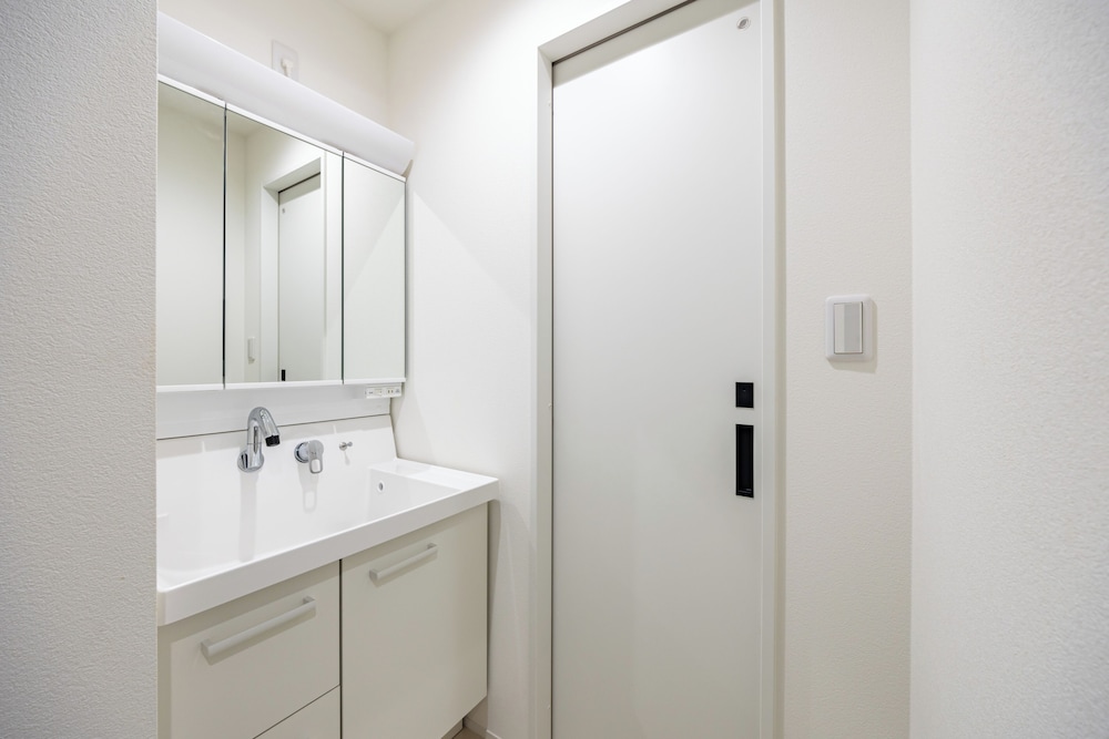 ファミリー ハウス バスルーム4 | Modern Japan 東京浅草 east