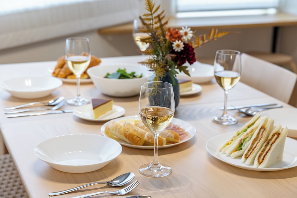 ファミリー ハウス 客室内のダイニングエリア5 | Modern Japan 東京浅草 east