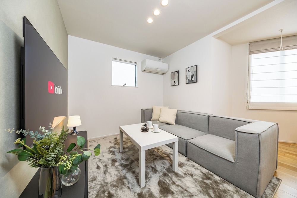 ファミリー ハウス リビング エリア3 | Modern Japan 東京浅草 east