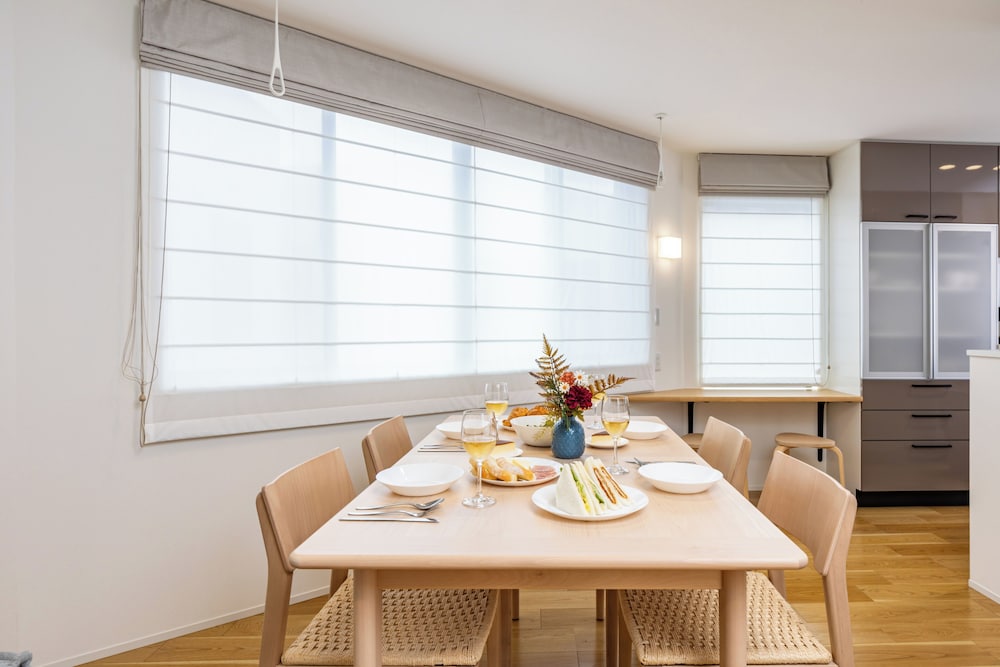 ファミリー ハウス 客室内のダイニングエリア3 | Modern Japan 東京浅草 east