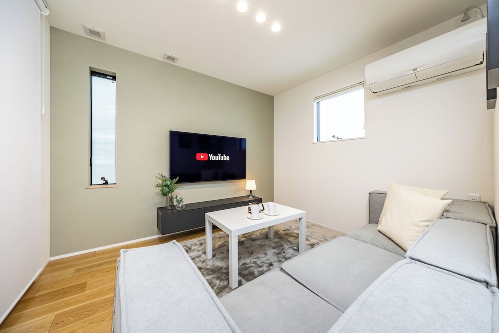 ファミリー ハウス リビング エリア2 | Modern Japan 東京浅草 east