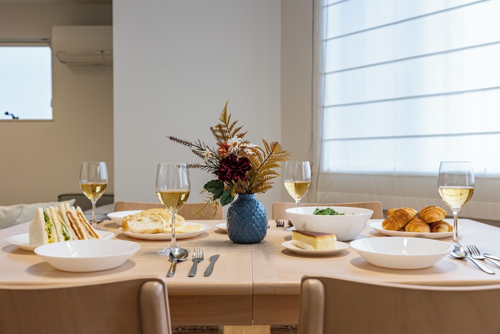 ファミリー ハウス 客室内のダイニングエリア6 | Modern Japan 東京浅草 east