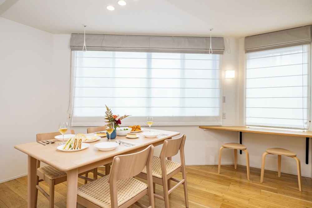 ファミリー ハウス 客室内のダイニングエリア2 | Modern Japan 東京浅草 east