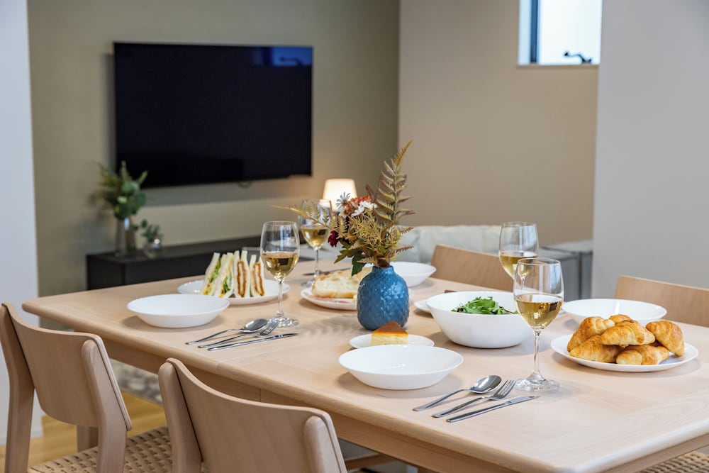 ファミリー ハウス 客室内のダイニングエリア7 | Modern Japan 東京浅草 east