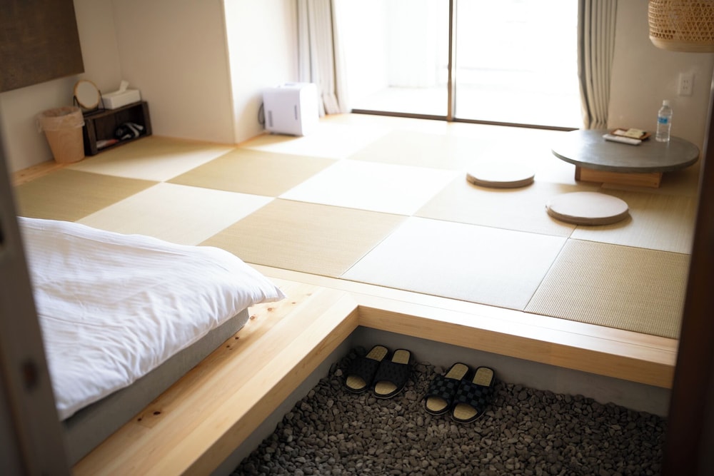 デザイン ツインルーム 禁煙 共用バスルーム 客室1 | Cabin