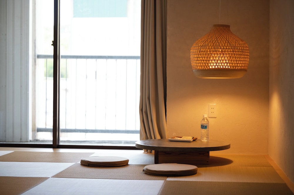 デザイン ツインルーム 禁煙 共用バスルーム 客室2 | Cabin