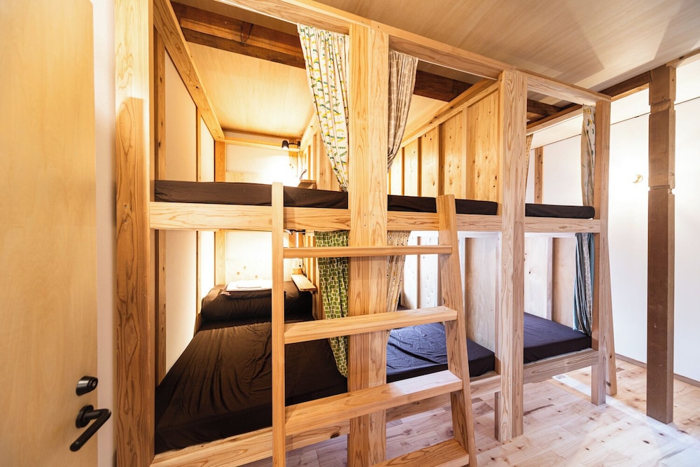 スタンダード 6〜10名部屋共同ドミトリー 男女共用ドミトリー シングルベッド 2 台 客室4 | Fukuoka Guesthouse CAMP