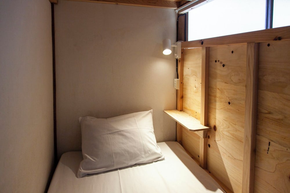 スタンダード 6〜10名部屋共同ドミトリー 男女共用ドミトリー シングルベッド 2 台 客室2 | Fukuoka Guesthouse CAMP
