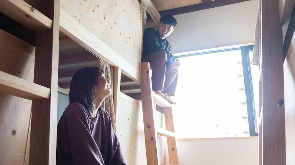 スタンダード 6〜10名部屋共同ドミトリー 男女共用ドミトリー シングルベッド 2 台 | Fukuoka Guesthouse CAMP