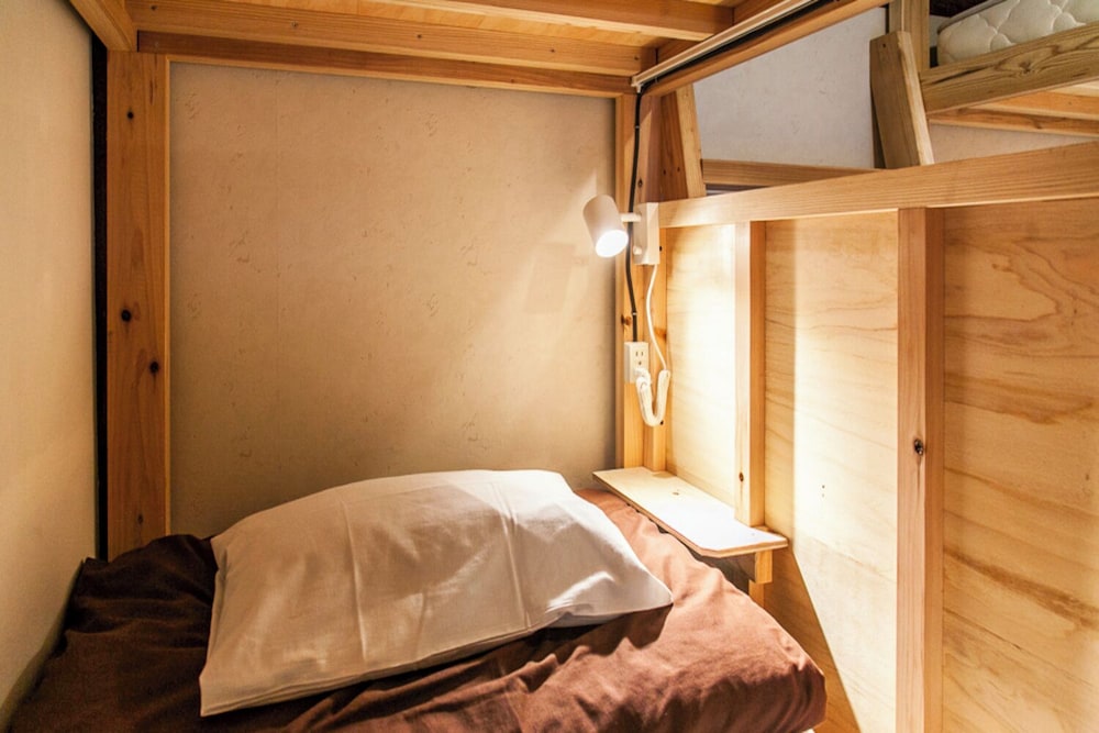 スタンダード 6〜10名部屋共同ドミトリー 男女共用ドミトリー シングルベッド 2 台 客室3 | Fukuoka Guesthouse CAMP