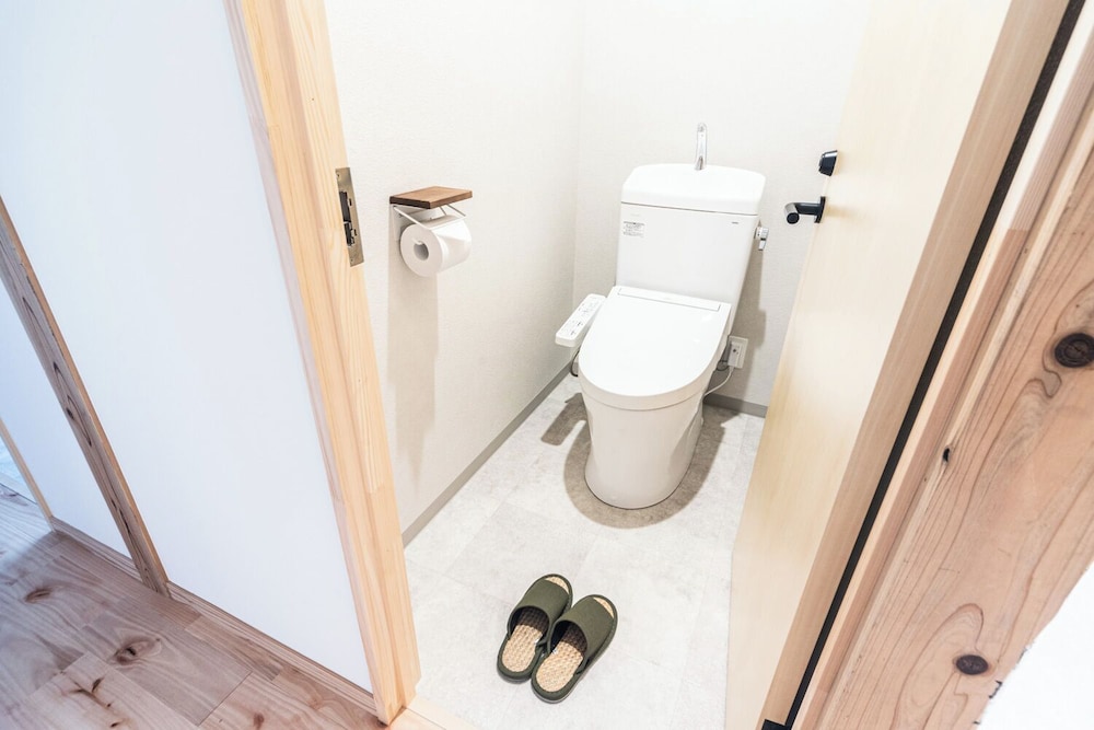 スタンダード 6〜10名部屋共同ドミトリー 男女共用ドミトリー シングルベッド 2 台 客室6 | Fukuoka Guesthouse CAMP