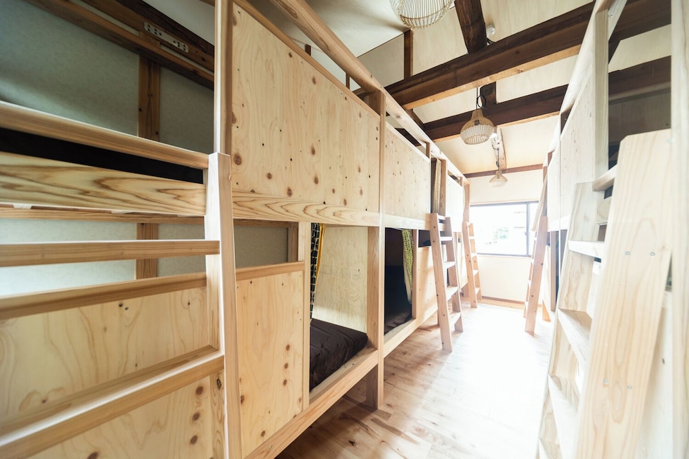 スタンダード 6〜10名部屋共同ドミトリー 男女共用ドミトリー シングルベッド 2 台 客室5 | Fukuoka Guesthouse CAMP