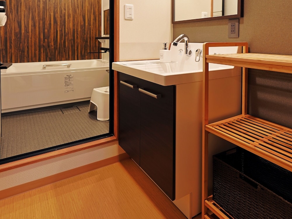 西の間 (8畳+4.5畳) [バス·トイレ別 / 禁煙] 共用バスルーム0 | 虎屋別館