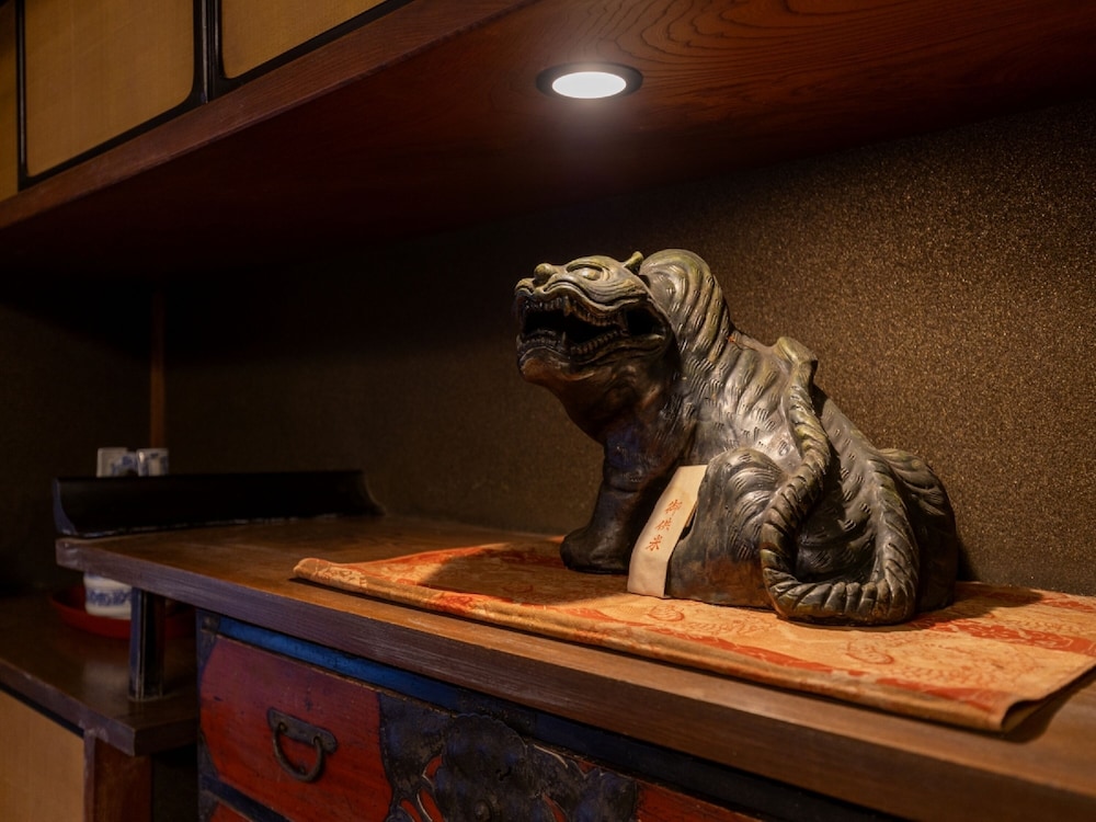 菊の間 (10畳+7.5畳+5畳) [バス·トイレ付 / 禁煙] 客室8 | 虎屋別館