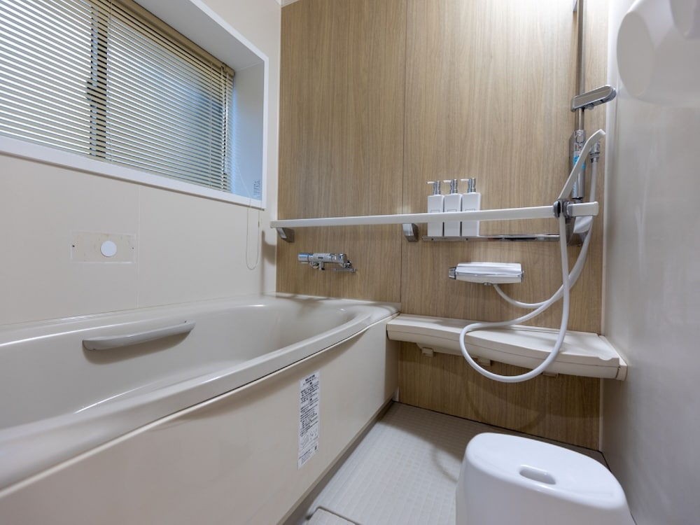 菊の間 (10畳+7.5畳+5畳) [バス·トイレ付 / 禁煙] バスルーム0 | 虎屋別館