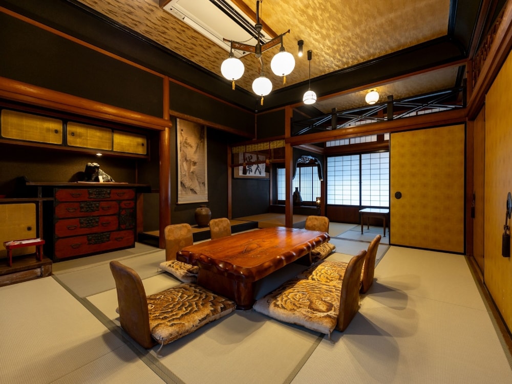 菊の間 (10畳+7.5畳+5畳) [バス·トイレ付 / 禁煙] | 虎屋別館