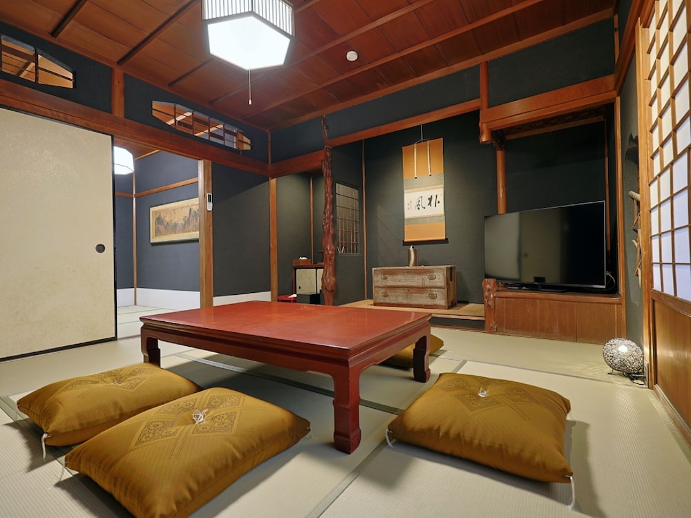 西の間 (8畳+4.5畳) [バス·トイレ別 / 禁煙] 客室4 | 虎屋別館