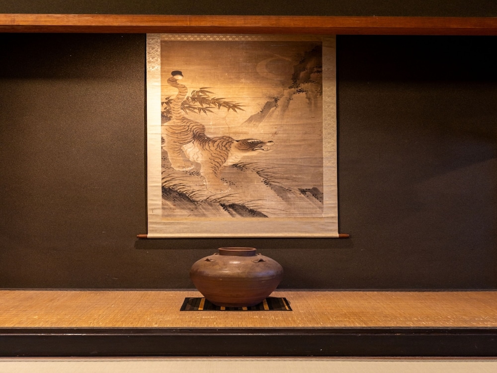 菊の間 (10畳+7.5畳+5畳) [バス·トイレ付 / 禁煙] 客室5 | 虎屋別館