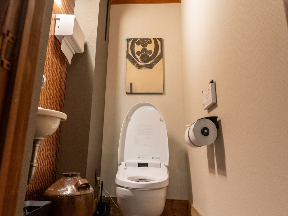 菊の間 (10畳+7.5畳+5畳) [バス·トイレ付 / 禁煙] 客室1 | 虎屋別館