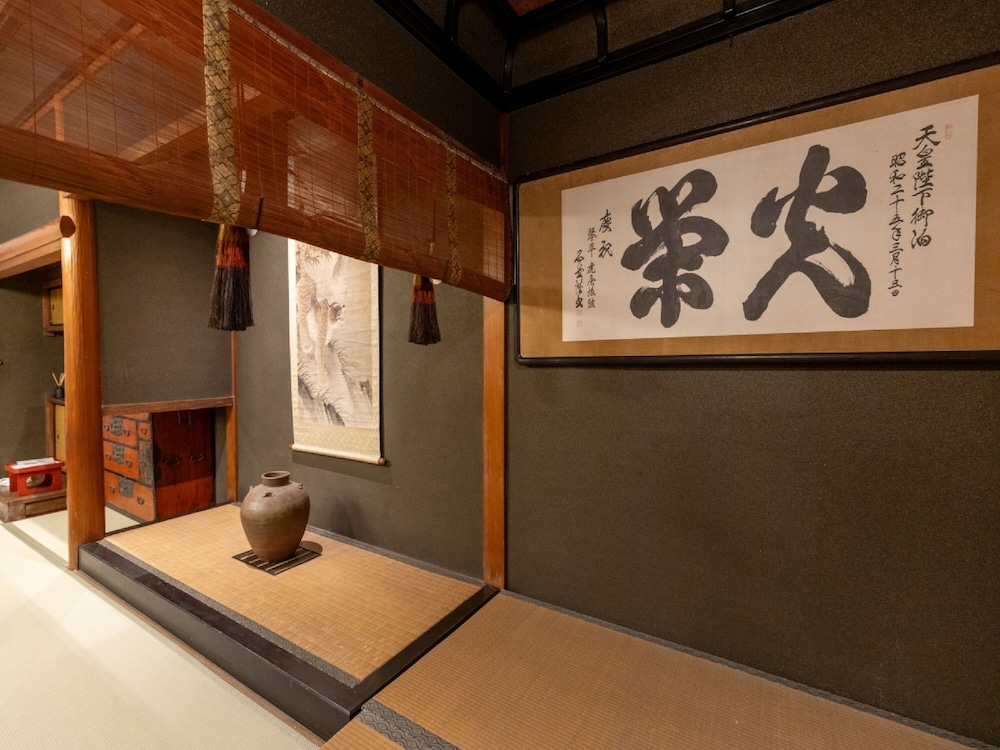 菊の間 (10畳+7.5畳+5畳) [バス·トイレ付 / 禁煙] 客室3 | 虎屋別館