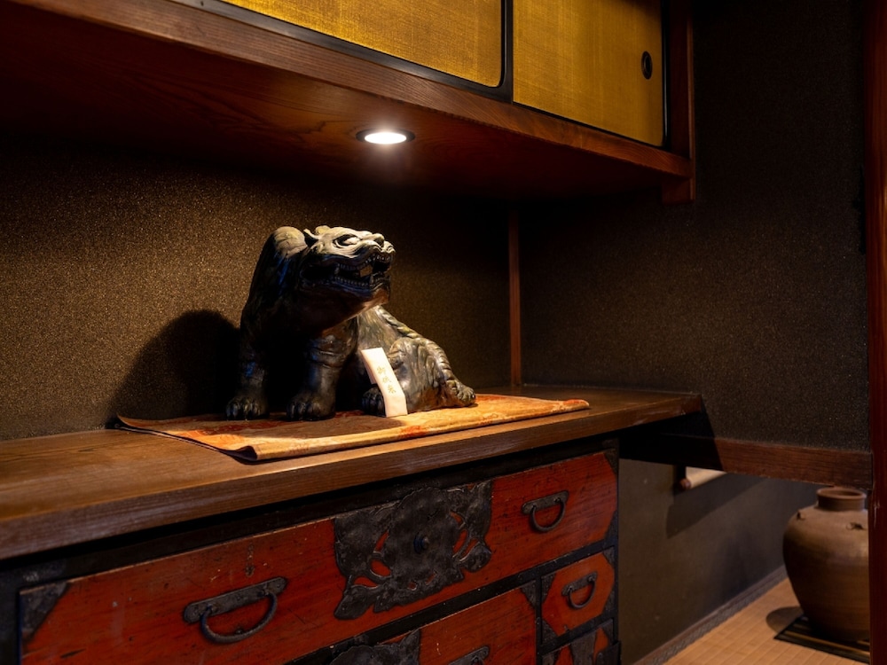 菊の間 (10畳+7.5畳+5畳) [バス·トイレ付 / 禁煙] 客室4 | 虎屋別館