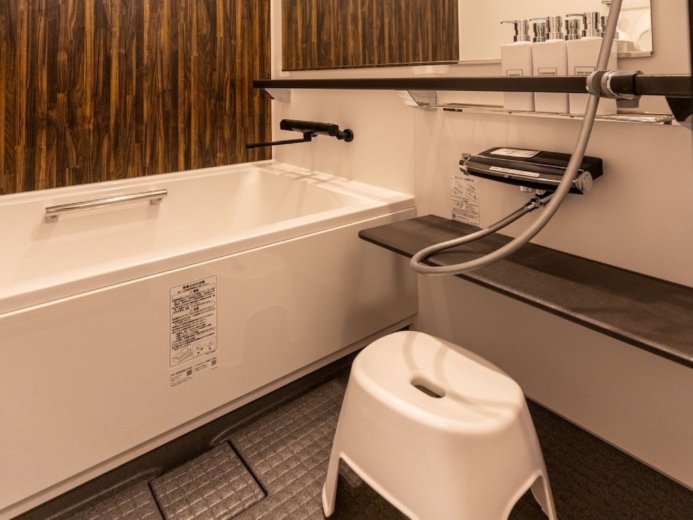 西の間 (8畳+4.5畳) [バス·トイレ別 / 禁煙] 共用バスルーム2 | 虎屋別館