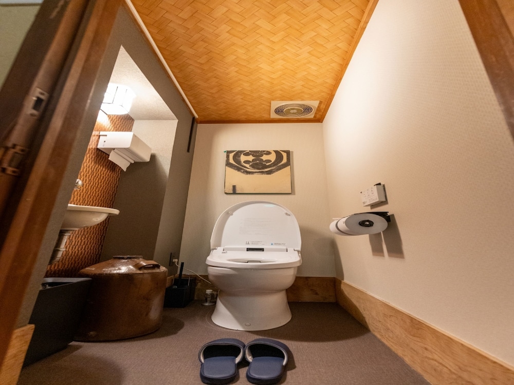 菊の間 (10畳+7.5畳+5畳) [バス·トイレ付 / 禁煙] 客室の設備とサービス1 | 虎屋別館