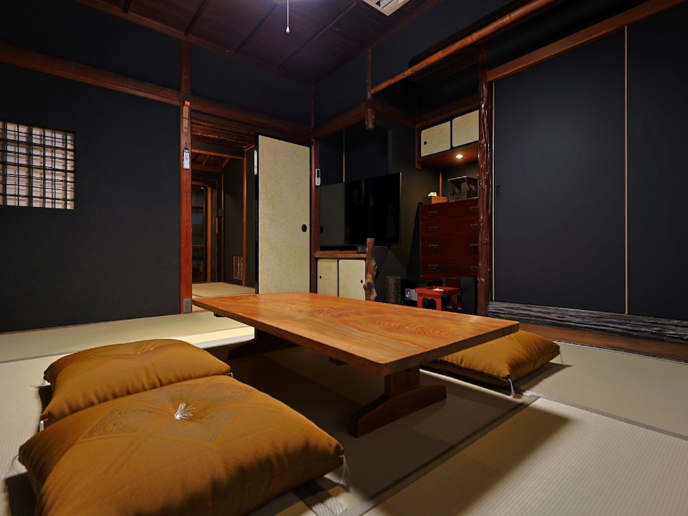 中の間 (6畳+4.5畳) [バス·トイレ別 / 禁煙] | 虎屋別館