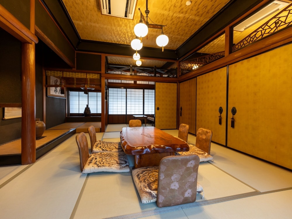 菊の間 (10畳+7.5畳+5畳) [バス·トイレ付 / 禁煙] 客室9 | 虎屋別館