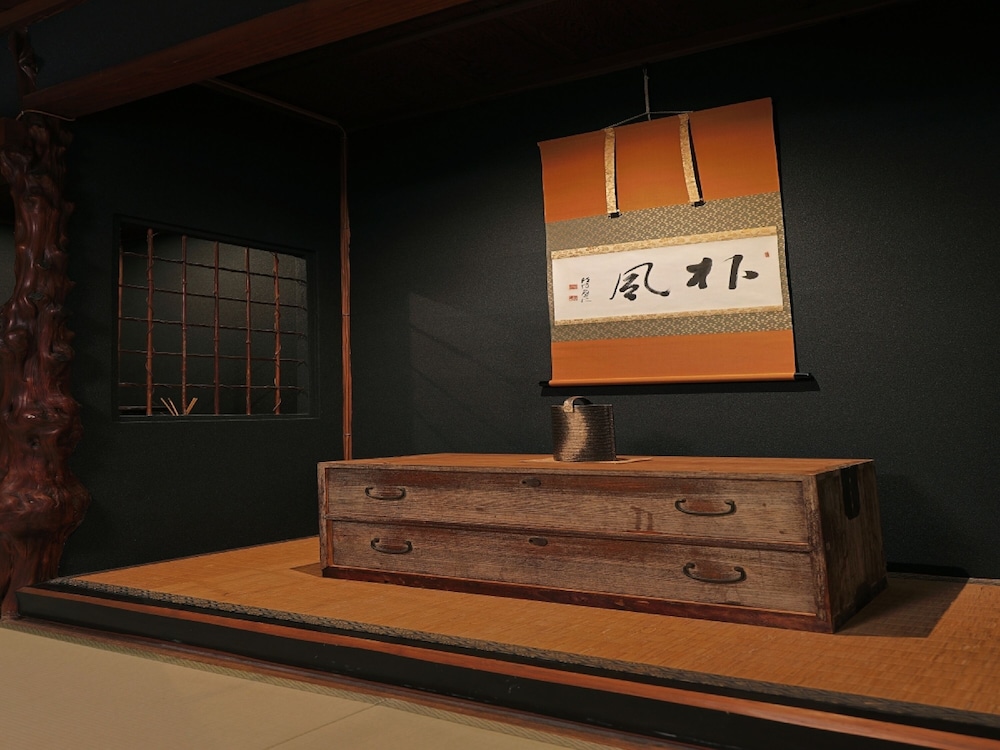 西の間 (8畳+4.5畳) [バス·トイレ別 / 禁煙] 客室2 | 虎屋別館