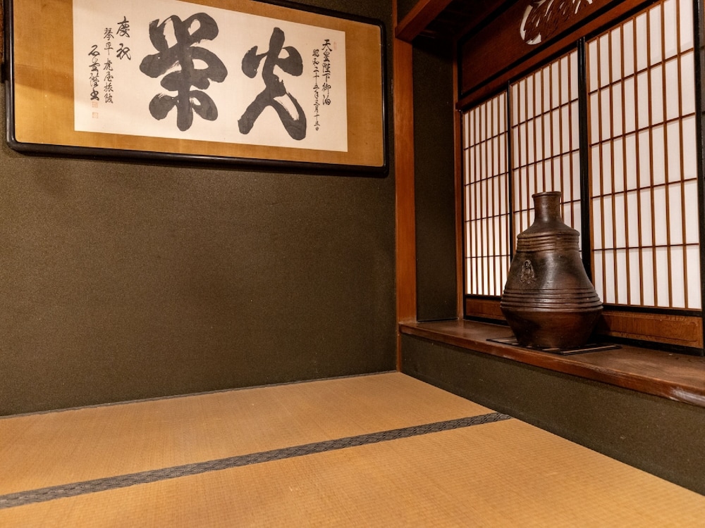 菊の間 (10畳+7.5畳+5畳) [バス·トイレ付 / 禁煙] 客室の設備とサービス1 | 虎屋別館