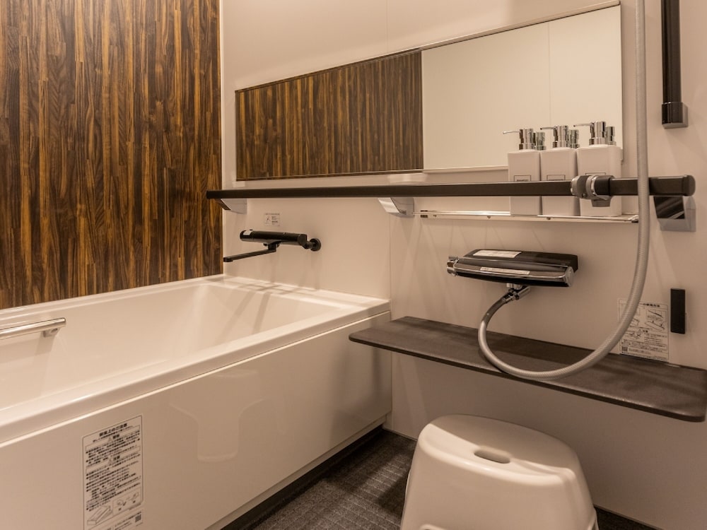 西の間 (8畳+4.5畳) [バス·トイレ別 / 禁煙] 共用バスルーム1 | 虎屋別館