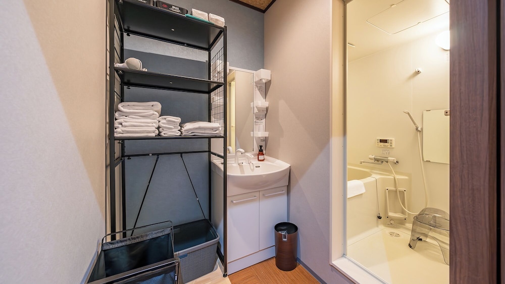 スタンダード 4 人部屋 バスルーム0 | 高山ステイ 枳 からたち SD