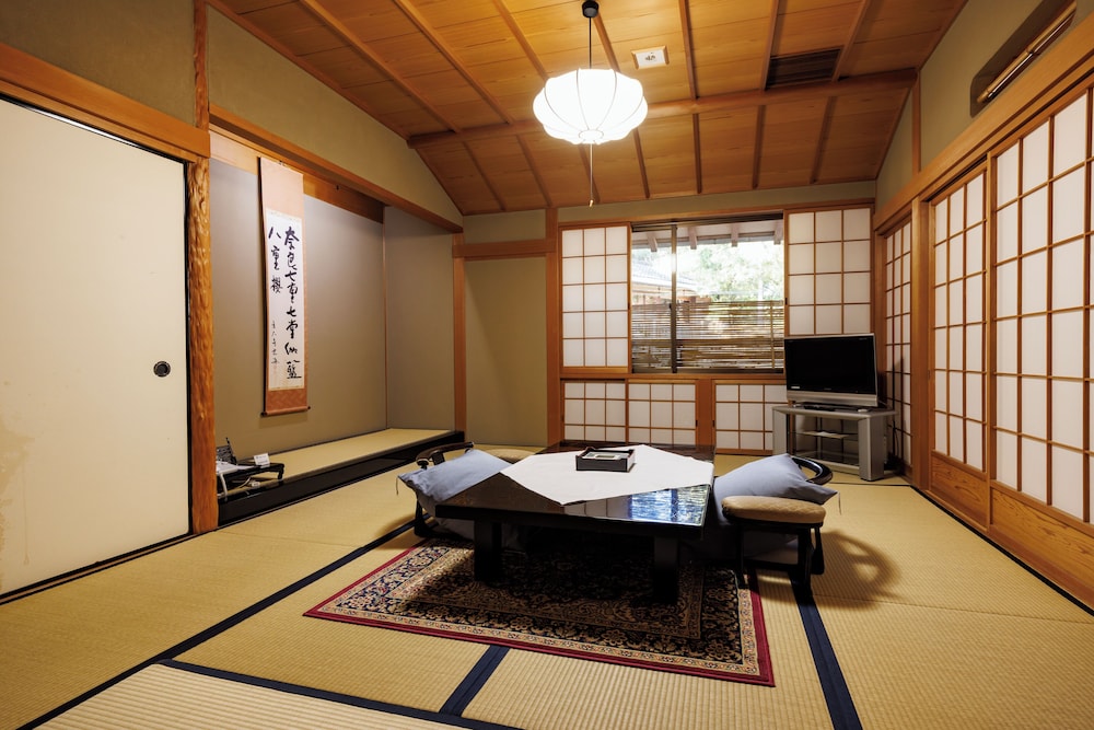 スタンダード 4 人部屋 パークビュー 客室2 | 四季亭