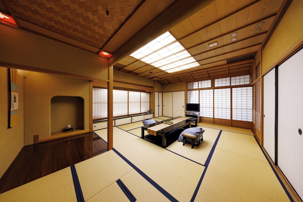 クラシック スイート ガーデンビュー 1 階 客室1 | 四季亭