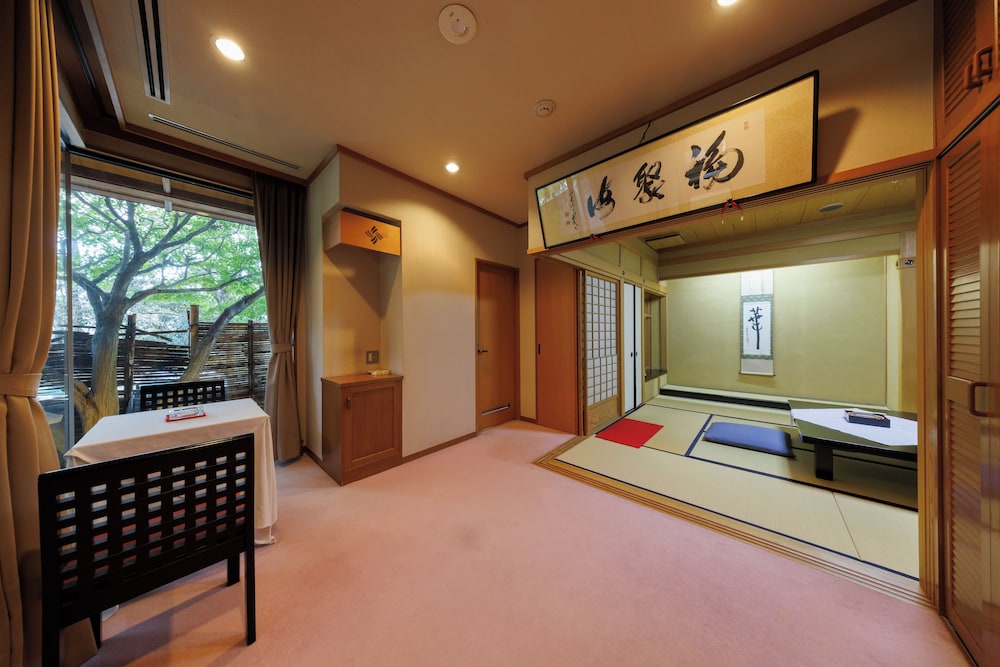 クラシック スイート ガーデンビュー 1 階 客室2 | 四季亭