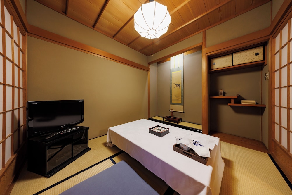 スタンダード 4 人部屋 パークビュー 客室3 | 四季亭