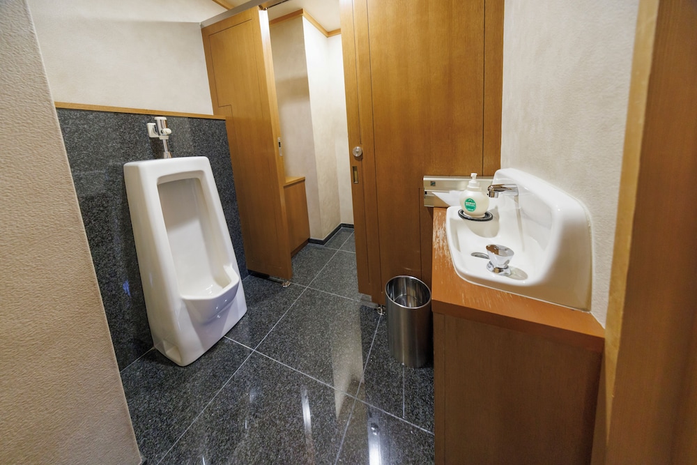 クラシック スイート ガーデンビュー 1 階 バスルーム2 | 四季亭