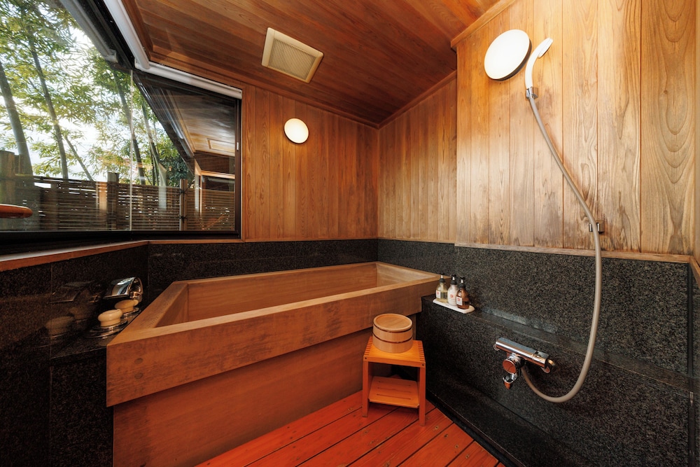 クラシック スイート ガーデンビュー 1 階 バスルーム1 | 四季亭