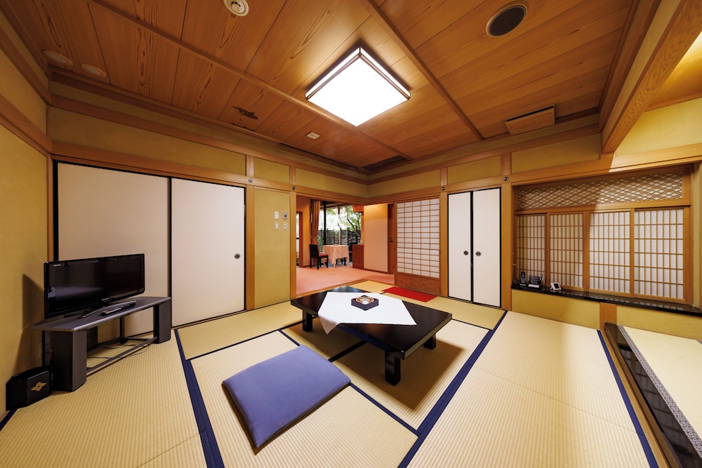 クラシック スイート ガーデンビュー 1 階 客室4 | 四季亭