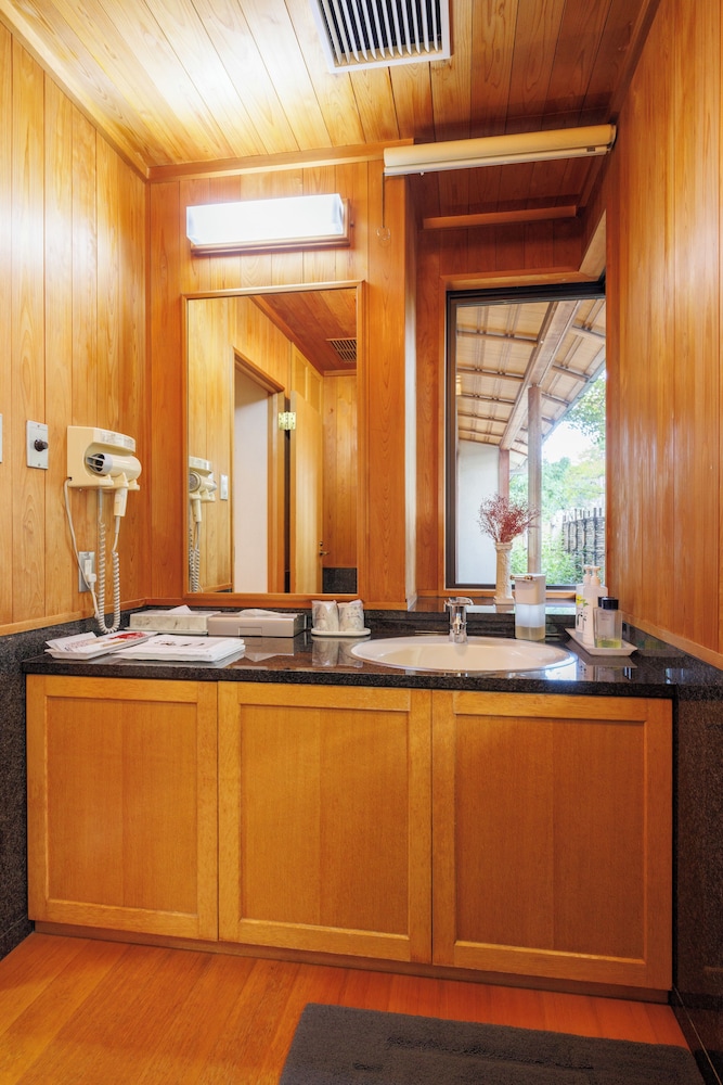 クラシック スイート ガーデンビュー 1 階 バスルーム0 | 四季亭