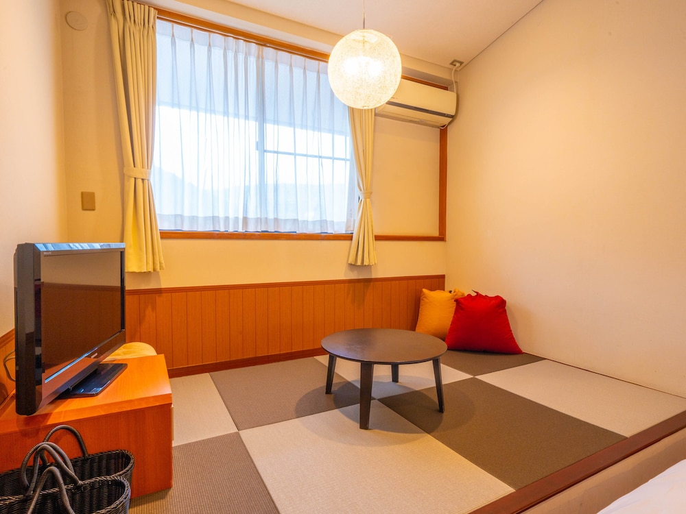 デラックスツイン シングルベッド2台プラス畳エリア (16 sqm) 客室1 | 湯布院やわらぎの郷やどや