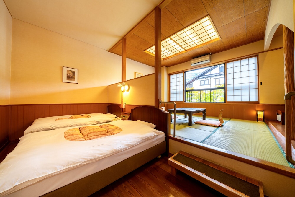和洋室 シングルベッド2台プラス畳エリア (27 sqm) | 湯布院やわらぎの郷やどや
